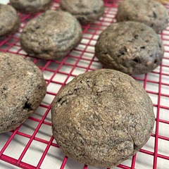 Next time, I’d take a different approach for chopping the Oreos to ensure more big pieces of cookie and less dust that impacted the look of these but they are sooo good regardless.