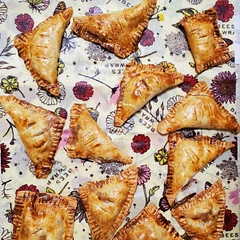 Simple & easy to make! I used my own homemade pie filling & they came out perfect 👍🏽 I cooked them for 12mins & it took 3 batches to make all of these in my size airfryer.
