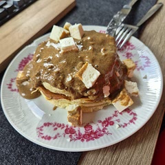 I was missing the mushrooms so I made the sauce only with onion, and added some feta cheese i had in the fridge.