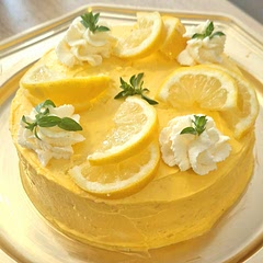 Un peu sec, j'ai su faire un sirop classique eau sucre citron pour qu'il soit plus moelleux et moins sec :))