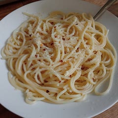 The most simple dish to make on the go, as easy and delicious as it gets!! (I used spaghetti) Added some chilli flakes for taste 😋