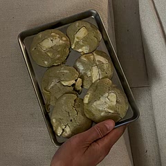 Beginners friendly matcha cookie recipe. Not too sweet :) Used regular sugar instead because we didn’t have brown sugar. Also baked in a sunflower oiled tray because we ran out of baking sheets as well.. Had to get creative with it..