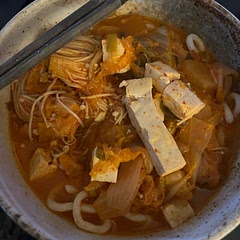 This was such an easy and low maintenance recipe. Would recommend adding udon instead of rice to switch it up + hotpot sliced beef rolls for the meat lovers 🌟