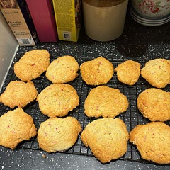 tasted delicious!
i added more sprinkles to make them more colourful:)