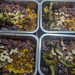 Roasted the broccoli, onion & chickpeas, added the peppers onto the tray for a few mins at the end, so it wasn't all crunch crunch crunch...worked pretty well 😋