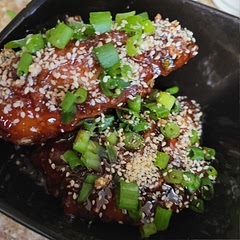 I use chicken thighs that took about 45 minutes to an hour and the air fryer at 400f and then 330 to 350f to finish it off. I made my own hot honey using aleppo, sana dried pepper, red pepper flakes, Cayenne. 