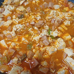 양념을 레시피대로 하고 간 봤더니 맛있긴 했지만 너무 된장찌개st라, 칼칼한 맛을 기대했던 제 취향과 달라서 물 반컵과 고추장 2T 추가, 청양고추 3개 추가로 넣었습니다. 고춧가루도 솔솔 더 뿌렸어요. ㅋㅋㅋ
매운맛 좋아하신다면..!