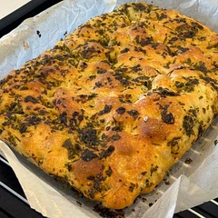 Soooo tasty, thank you for sharing the recipe! I left the dough to rest in the fridge for 48h. I made it with the chimichurri sauce and the smell was incredible. I’m definitely making this again!