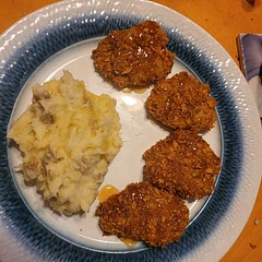 Really good and easy. Made seitan in place of chicken, then breaded and baked accordingly. Used store bought hot honey because I had it on hand. 