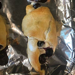 Although mine didn’t turn out like the photo, they definitely tasted good. The warmth of the blueberries, the butteriness of the croissants, the sweetness of the cream cheese mixture, just melts in your mouth. Will definitely be making these again.