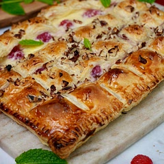 Notes:
	•	You can substitute other berries or fruits for the raspberries, such as blueberries or sliced strawberries.
	•	The custard can be made a day in advance to save time on the day of baking.
	