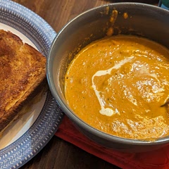 I didnt use celery because I'm not a fan of it, but I added a few spicy peppers 🔥 and some extra seasoning, and I made the grilled cheese in the air fryer rather than on the stove 