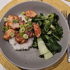 Was delicious, left out the Chinese 5 spice as don't like it and used chicken instead of tofu 😋  oh and we had teriyaki sauce instead of hoisin 