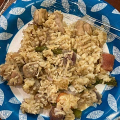 (I used regular Jasmine rice instead of instant…..guess I wasn’t paying attention 🤷🏽‍♀️)
I made mine thighs and cut them up. For veggies I used tri color baby carrots, red onion and asparagus 😋. SO DELICIOUS, even if the rice could have used a tad more liquid and steaming time!