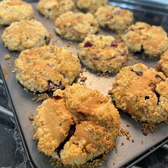 I made 3 flavors: raspberry, currant and blueberry. The dough turns out very soft and crunchy on top because of the streusel. But it is worth adding more sugar (or less berries) because the berries have a sour taste.