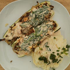 Ich habe noch ca. 100g Feta zur Zucchini hinzugefügt, sowie etwas Parmesan in den Kartoffelstampf gegeben.
Das Essen war sehr lecker. 