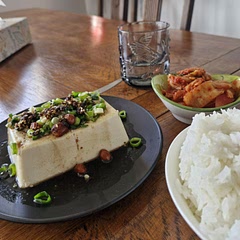 Used red wine vinegar and chilli oil instead of chilli powder + oil. Ate with kimchi and tomato salad for a super quick meal!