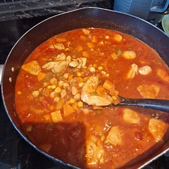 Changed the seasonings a little to make it spicier and added chicken and leeks. Left the rest the same.

Hearty, smells nice 👌🏾 
