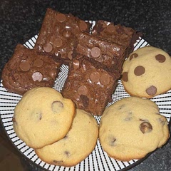 The brownies are so delicious! Very very fudgy; when cutting them, the knife was covered in chocolate. 