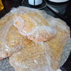 Doesn't look like my mum's, and I think I should have ground the almonds finer. But it tastes good. 
