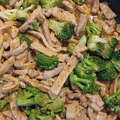 I made this with pork steaks instead. Added half a chicken stock cube to the sauce. It was so tasty and everyone wants more. I think I'll add mushrooms next time. Yum yum 😋 