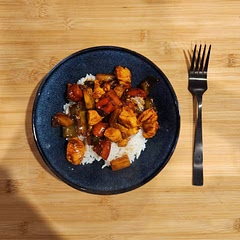 I'm not the type to like my food drowned in sauce so I found the amount of sauce pretty good. A smidge more wouldn't have hurt though. I think it could have used a bit more seasoning of some kind, I will try Maggi seasoning next time.