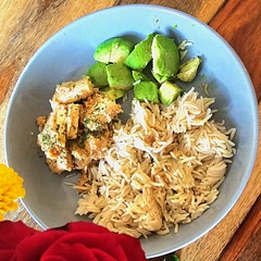 If you have PCOS like me and keeping watch on what you can and can't eat, here's a quick meal that might make your day a little bit easier. 