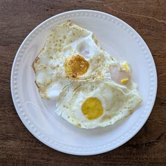 Early morning breakfast made me feel great. It's always important to look at your food while you're eating so your mind registers what it's digesting. Chewing while looking at your phone is not recommended. Multitasking while eating breakfast is also precariously fraught upon. Eating your meal while maintaining good posture and visual contact with your food is key.
To address world hunger, thinking about these simple and often overlooked steps to eating food is key. Food Science!
#COSTCO
#Samsung
#Food
#Healthy
#HealthyFood
#nuts
#chiaseeds
#greengrapes
#greenapple
#redapple
#strawberry
#greekyogurt
#friedeggs