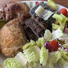 A protein-heavy lunch! Love the avocados. They're from our backyard. Extremely healthy source of fat. Salad and baby tomatoes are also great. I'm grateful for the food I'm able to eat every day and the way it helps me feel better mentally and physically. Thank you.
#food
#lunch
#healthy
#healthyfood
#porkchops
#chickenthigh
#salmon
#beef
#avocado
#lettuce
#tomatoes
#purpleonion