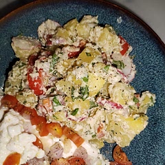 Habe statt Sellerie eine rote Paprika verwendet und nur Basilikum (davon mehr), statt Dill und Petersilie hinzuzufügen. Dazu gab's ein Feta-Päckchen. 