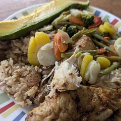 Delicious lunch! Roasted chicken prepared in the oven, seasoned vegetables, brown rice, and avocado. Lovely to also see what appears to be a couple of bright yellow butterflies flying together in my backyard.
Love,
Raúl
#roastedchicken
#vegetables
#brownrice
#avocado
#healthy
#healthyfood
#food
#lunch