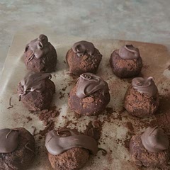 I dusted my hands with cocoa powder to help roll the balls. 
They are nice, but the stevie leaves a grainy texture. 