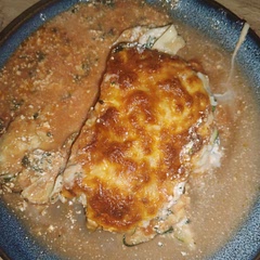 Sehr lecker, aber auch sehr wässrig. Beim nächsten Mal werde ich die Zucchini zuerst in Salz einlegen, damit sie an Wasser verlieren, da es sonst die Soße im Anschluss verwässert. 