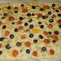 Made it with rosemary olive oil, topped with cherry tomatoes, olives, dried rosemary, and garlic pesto