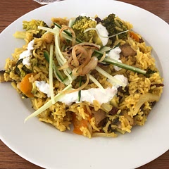 Added 1 tsp curry powder and garnished with raita. Replaced peas with mushrooms and swapped broccoli for cauliflower.