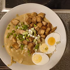 Ist verdammt lecker habt aber irgendwie das ganze rezept gefreestyled also weiß ich nicht mal ob ich was schreiben soll.
(Ich habe eine Mehlschwitze mit Hafermilch und dem Kokosdrink aus dem dm gemacht und und dazu Erdnussmuss, Currypulver, Sojasauce und Brühpulver gegeben. Den Tofu habe ich in Honig und Sojasauce mit Paprikapulver angeraten)