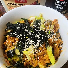 I used up leftovers so it was incredibly simple, quick, and helped me clean out my fridge while transforming the old into a completely new and tasty dish! From my fridge I used leftover cooked broccoli, zucchini, brown rice, fresh spinach and green onions, and of course, kimchi! 