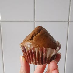 Beat egg till foamy and add dry and wet ingredients alternatively.
Batter is not very liquidy.
Baked at 200c for 16.5m.
Too dry and not sweet enough. Can't taste coffee, only taste cardamom
Next round - Add more liquid and sugar, bake with steam, add more espresso and lesser cardamom.