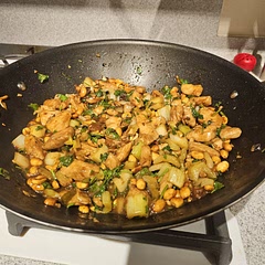 Bit loose with some of the measurements while trying to use up some ingredients, but still delicious. There was heat, spice, umami, a bit of mild sweetness, and the salty crunchy peanuts for some texture variety. 