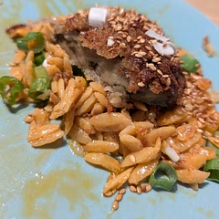 J'ai modifié la recette après coup, il y aurait eu trop de liquide pour la quantité d'orzo. C'était très bon et original.