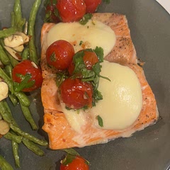 This is a beautiful dish with the mozzarella pearls and sweet tomatoes! I cut a 1 pound Coho Salmon fillet for this bake.  Even better, it comes with a nice 8.4 health score! Great weeknight, easy dinner with fresh fish!