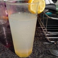 Made with alcohol-free gin and golden syrup 😋 