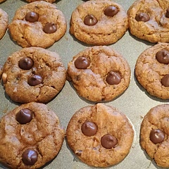 The peanut butter overpowers the pumpkin flavor. Double the pumpkin pie spice and maybe put equal amounts of pumpkin and peanut butter. I made 24 overfilled muffins so it probably could make up to 36. 8/10