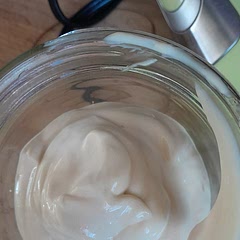 Used avacodo oil and apple cider vinegar, turned out amazing and very delicious 😋 Also super easy to make when using an emersion blender.
