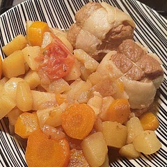 Ajouter de l'eau et de la maïzena c'est pas mal
Du fond de veau à la place du cube bouquet garni
Ajouter du persil en bonne quantité 