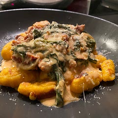 Viel Arbeit, hat sich aber gelohnt! Ich habe die Soße mit getrockneten Tomaten, Sahne, Frischkäse, Parmesan, Spinat, Zwiebeln und Knoblauch gemacht. Hat super gepasst.