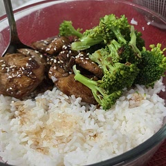 The measurements for the teriyaki sauce is exactly the right qmount to thicken. Replaced sake with white wine and still tasted great. Will definitely cook this again. 