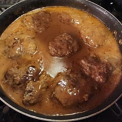 I added 2 extra tbls of flour since my hamburger wasn't lean. I had a lot of drippings and the gravy was too thin. I'm gonna add some garlic next time, and there will be a next time.
