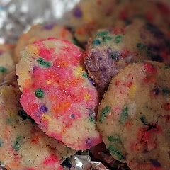 sweet/vanilla-sugarcookie taste. festive looking 