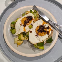 A solo vegetarian meal to keep in your back pocket for those cosy nights on your own. I added crispy chilli oil on top because no meal is complete without it! 